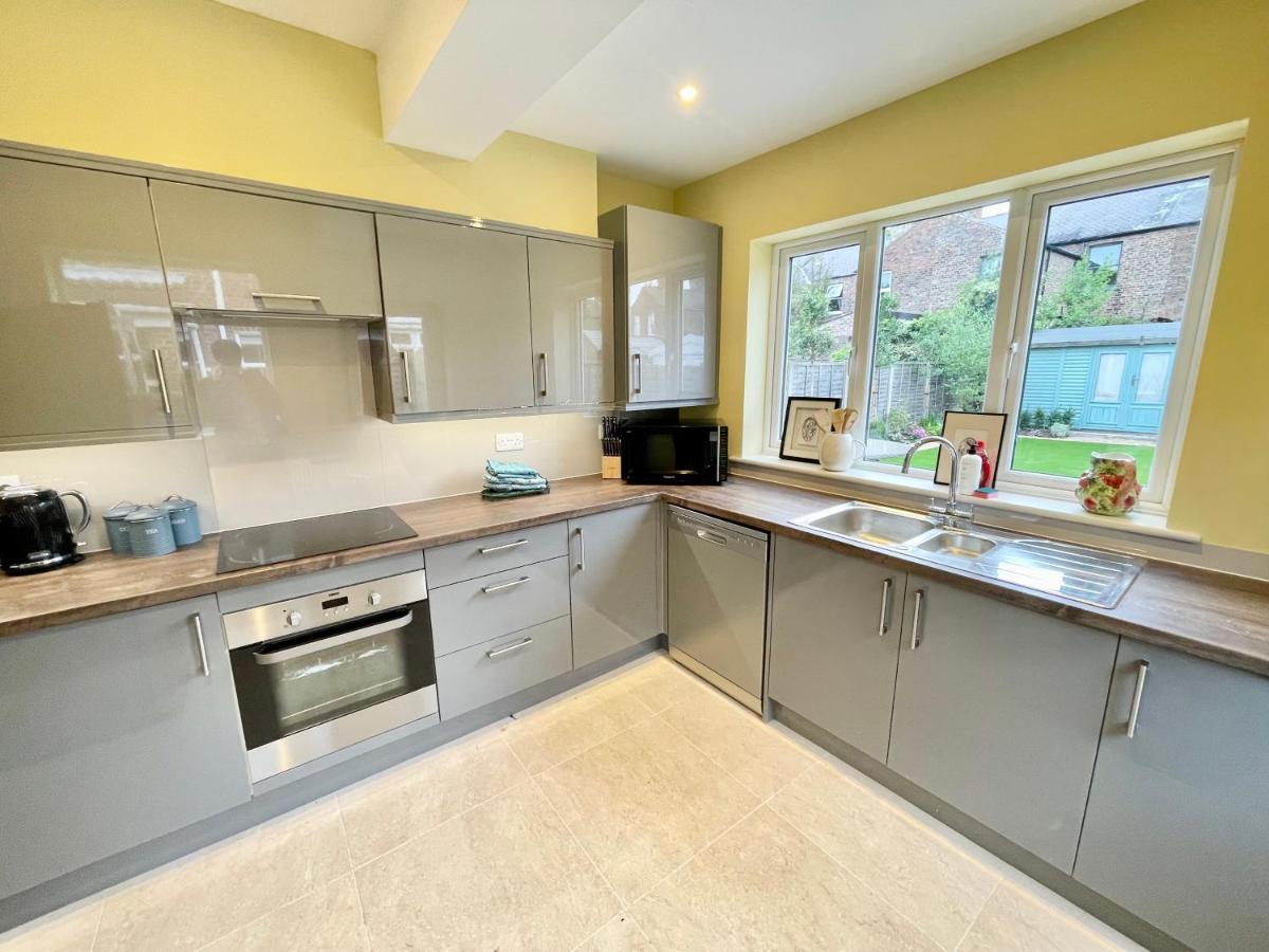 Central Townhouse With Free Off Road Parking And Garden 요크 외부 사진