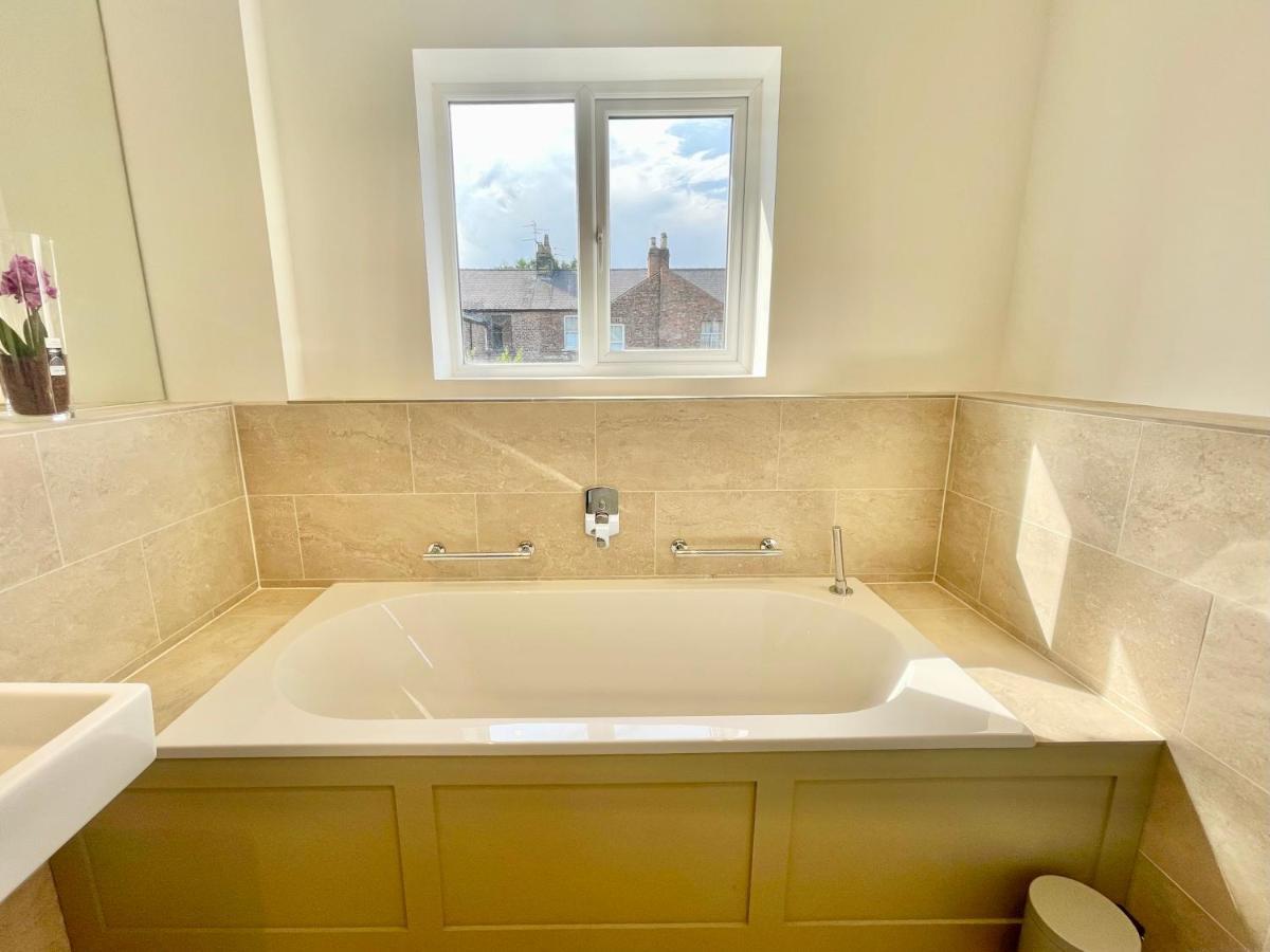 Central Townhouse With Free Off Road Parking And Garden 요크 외부 사진