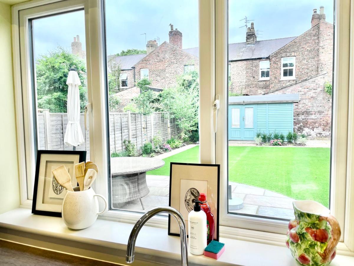 Central Townhouse With Free Off Road Parking And Garden 요크 외부 사진