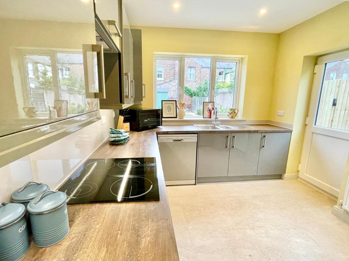 Central Townhouse With Free Off Road Parking And Garden 요크 외부 사진