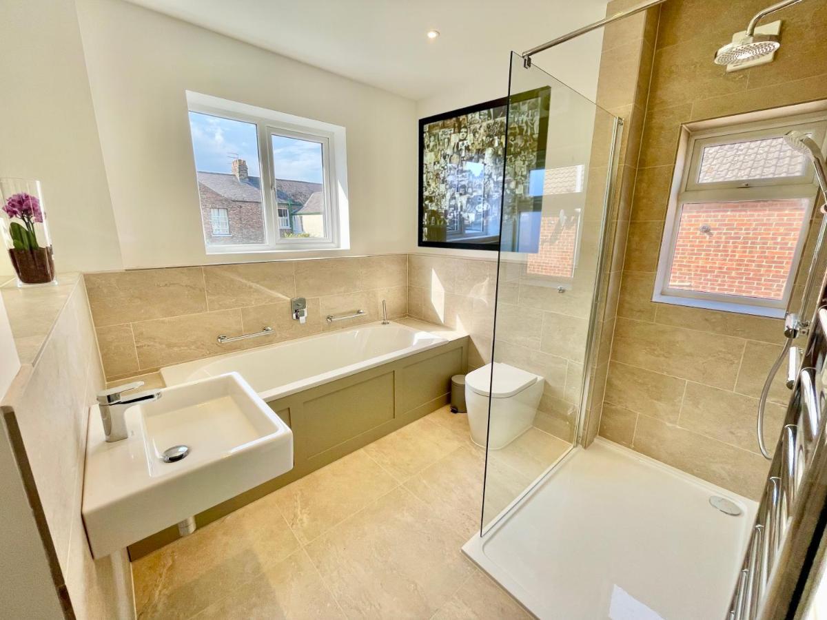 Central Townhouse With Free Off Road Parking And Garden 요크 외부 사진
